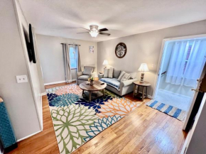 Comfy 2nd Floor Apartment in Quiet Neighborhood 13 Min to Dwntwn